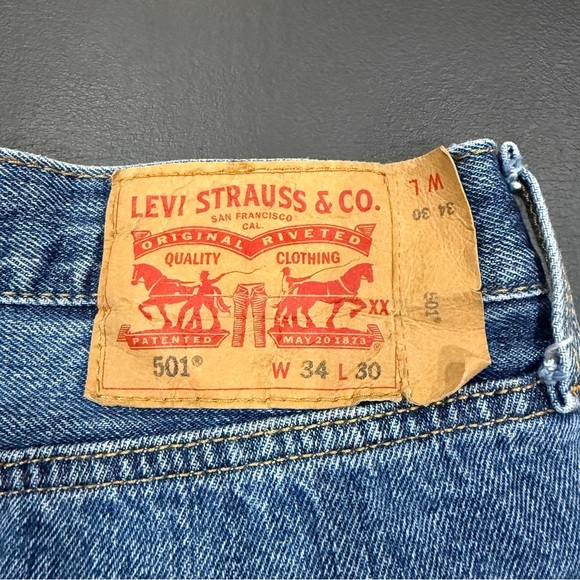 Levi's Medium Wash 501 Original Fit Men's Jeans - Picture 9 of 15
